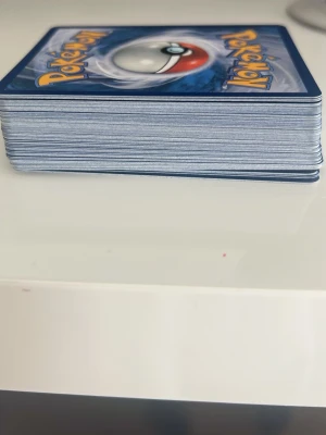 Random mystery Pokémon kort hela stacken  - Dessa är random mystery Pokémon kort. Det innehåller rätt så många kort i och du vet inte vad du kommer få. Det kan vara gulliga kort i stacken eller coola du vet inte. 