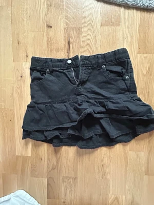 Svart volangkjol från Zara💞 - Fin och gullig kjol perfekt till sommaren☀️☀️