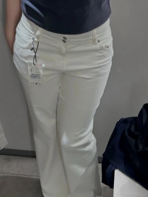 Vita jeans - Skitsnygga vita jeans! Använda Max 5 gånger. Säljer pågrund av att de är för korta🩷 skriv för mer bilder. Storlek 164