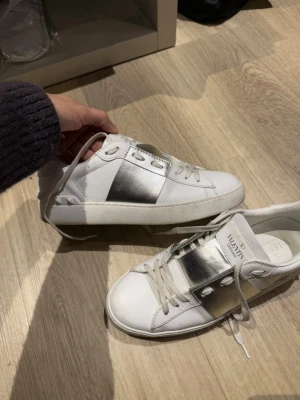 Valentino vita sneakers - Äkta Valentino skor i mycket fint skick. Storlek 38.5.  