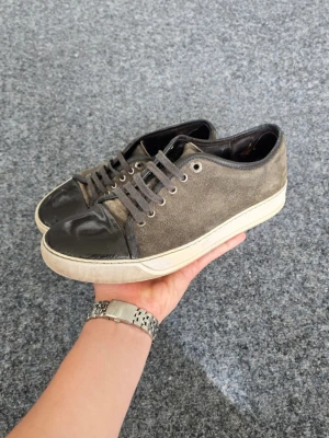 Lanvin Captoe cap toe - Snygga Lanvins. Bra skick, förutom att cap toen har spruckit lite samt har en repa på ena skon. Sulorna har är också ganksa slitna. Storlek: UK 7 (41/42). Skriv om du har några frågor 🤩