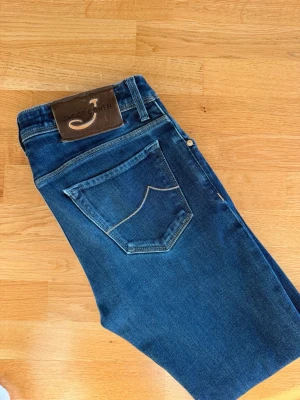 Jacob Cohen jeans - Ett par riktigt snygga Jacob Cohen jeans i väldigt fint skick. | Nyaste modellen så därmed de bättre modellerna och passformen. | Nypriset på dessa är 5000 kr. | Hör av er vid frågor!🌟