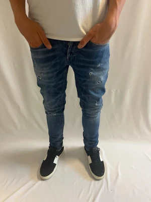 Dondup George  - Tja! Säljer nu dessa sjukt eftertraktade blå Dondup George med original slitningar från frabrik. Se storlek nedan. Jeansen är i mycket bra skick.                                                                     Nypris: 3500kr                                                                 Säljs för: 699kr                                                                 Tveka inte på att höra av er vid intresse eller frågor!