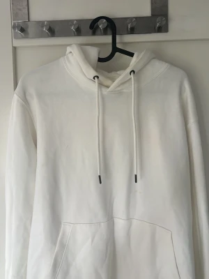 Vit hoodie från Jack and Jones - Säljer en clean vit hoodie i storlek S från Jack. Använts några gånger endast! Skriv vid funderingar🤝