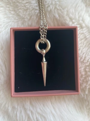 Silver halspand!💕💕💕   - Ett silver halspand som matchar dom silver örhängen som jag också säljer! Köpte dom ifrån Lindex för 300kr!💕💕💕Har knappt andvänt det och andvänder inte silver smycken längre!💕💕💕