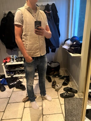 Beige väst från John Henric - Helt ny skick och perfekt till sommaren.