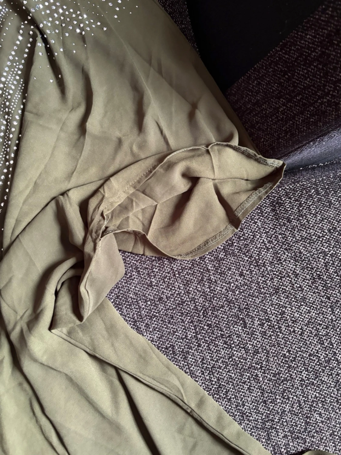 Olivgrön klänning med strassdetaljer - 2