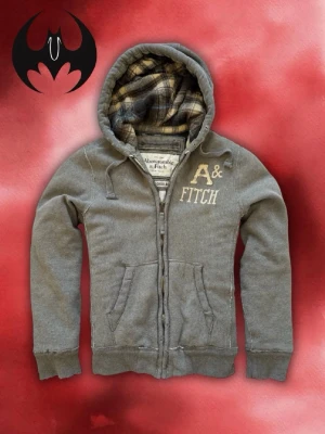Vintage Abercrombie & fitch Zip-Hoodie - Säljer denna mest sjukaste extremt sällsynta Abercrombie & Fitch Jacka, uppe på bud just nu! 2100 kroner | mycket bra skick, dragkedjan är lite seg men funkar | Size L men funkar också M | Längd: 70 Bredd: 57cm Armlängd: 71cm | Skyltdocka: M — 48 cm axlar, 75 cm