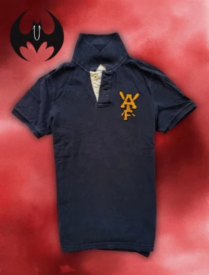 Vintage Abercrombie & fitch short-sleeve polo shirt - Säljer denna sällsynta och eftertraktade Abercrombie & Fitch polo shirt | Mycket Bra skick | Size M | Langd: 70cm Bröstvidd: 50cm | Skyltdocka: M - 48 cm axlar, 75 cm midja | Lägg endast bud med avsikt att köpa nu, inga fördröjning!  