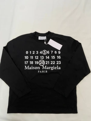 Svart Masion margiela Longsleeve Storlek L - Säljer en sprillans ny longsleeve från maison margielai storlek L (kan passa M).                                            Bara att meddela mig om du har någon fundering!😀