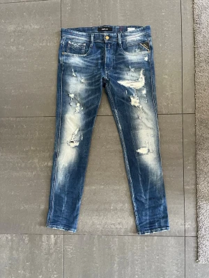 Blå replay jeans|Slim Fit+Slitningar - Feta replay jeans som nu dessvärre är för små. Snygga slitningar och bra passform Pris kan diskuteras kom gärna me frågor😊