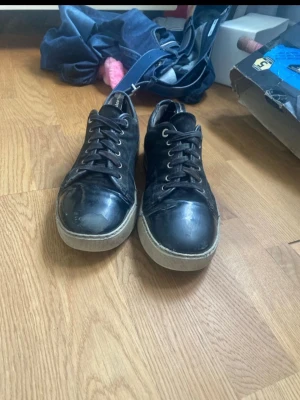 Svarta Lanvins  - Snygga svarta sneakers från Lanvins rätt använda Därför ett bra pris 