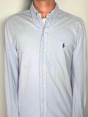 Ralph Lauren skjorta - Säljer en riktigt snygg och trendig Ralph Lauren skjorta i fint skick, storlek M, vid frågor är det bara att skriva //Gramenti