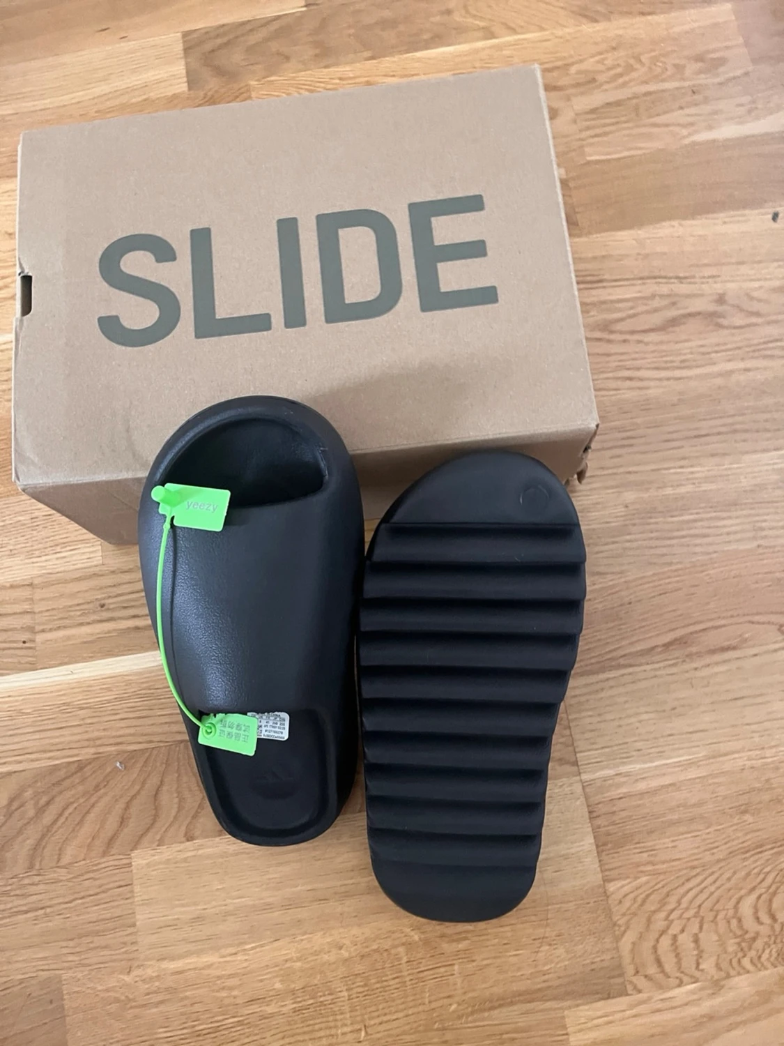 Svarta Yeezy Slide tofflor - 1