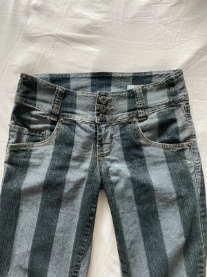 Low waist jeans med ränder  - Sygga jeans med breda ränder i olika nyanser vilket ger en väldig cool look. Jeansen är i ett följsamt nästan lite stretchigt material, dem är low waist och bootcut. 💕