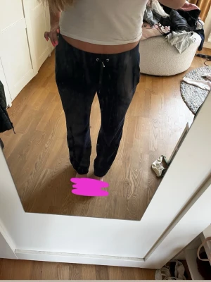 Mörkblå mjukisbyxor Juicy Couture - Säljer ett par mörkblå mjukisbyxor från Juicy Couture! Använd ganska många gånger men är inte sönder, slitna mm. Pris kan diskuteras💙 