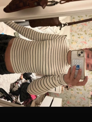Randig långärmad ribbad topp - Säljer en vit långärmad topp med svarta tunna ränder. Toppen är ribbad och har en tight passform med rund halsringning. Från bikkok, inga defekter alls💕