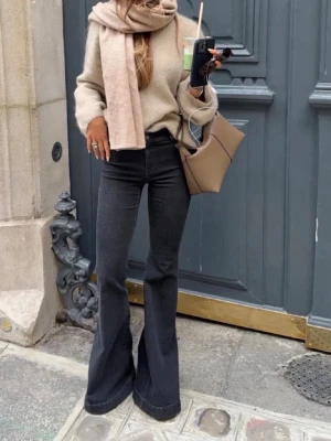 Slutsålda Alobha jeans  - Säljer dessa sååå snygga Alobha jeans i storlek 38. Lite små i storleken. Mycket bra skick, endast använda en gång! Strechigt material. Sitter som på bilden. Midjemått: 31,5cm. Innerbenslängd: 84cm. Ytterbenslängd: 111cm. 