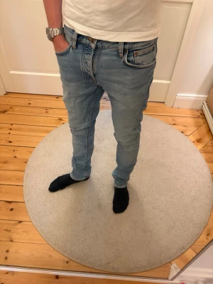 Nudie Jeans - Nudie Jeans i modellen grim trim, färg: summer storms. Storlek W30 L32. Nypris ca 1600 kr, mitt pris 299kr. Jeansen är i mycket bra skick. Hör av er vid frågor eller funderingar.