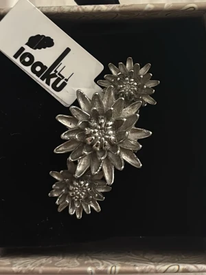 Blommig ring  från Ioaku - Unik ring från Ioaku med tre stora blommor i rad. Ringen har en cool och edgy design som verkligen sticker ut. Har testat ringen men var tyvärr för liten för mig så i helt nytt skick💕