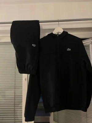 Lacoste dress - Säljer en Lacoste dress då den inte passar längre. Storlek M. 