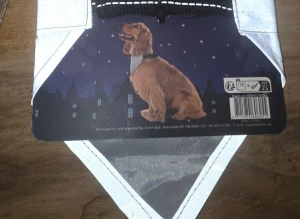 Reflexscarf för hund - Säljer en reflexscarf för hund i silverfärgat material. Scarfen har trekantig form och är designad för att öka synligheten under promenader i mörker. Enkel att fästa runt hundens halsband. Perfekt för kvällspromenader med din hund.