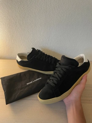 Saint Laurent sneakers  - Säljer dessa otroligt snygga och exklusiva Saint Laurent sneakers! Dem är i ett otroligt bra skick! Skorna skicka utan dustbag. Hör av er vid frågor! 