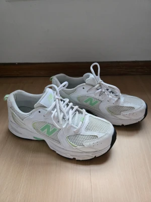 Gröna/vita New Balance 530  - Säljer vidare ett par bekväma New balance 530 med gröna detaljer i mycket bra skick, då dessa var för små för mig. 