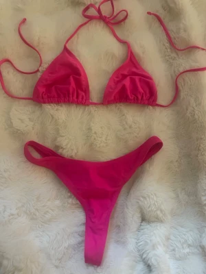 Bikini - En rosa jättefin bikini från SHEIN är tyvär lite för stor för mig så ska köpa mig en mindre så säljer denna. Storlek S