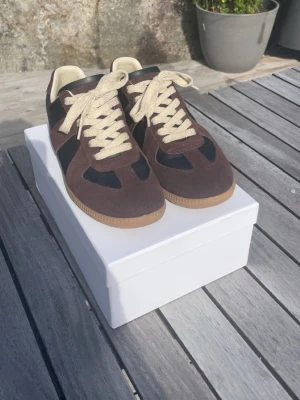 Maison Margiela gats - Skit feta gats I färgerna svart och brun. Skorna är sparsamt använda. Vid funderingar är det bara att skriva. Priset kan diskuteras 😃