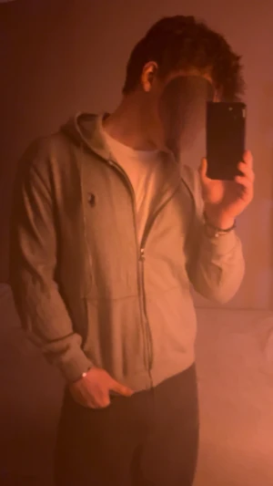 Grå Ralph Lauren zip hoodie  - (Går ner i pris ifall säljes snabbt) Säljer en grå Ralph lauren zip hoodie! Passar dig som gillar enkel och clean stil. Skriv för fler bilder! Står storlek M men sitter som en storlek S