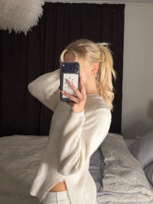 Stickad vit v-ringad tröja  - Mysig vit stickad tröja i storlek xs men sitter som S, den är inte stickig utan mjuk. Använd fåtal gånger hemma. Köpt i en fysisk Vera Moda butik.💞
