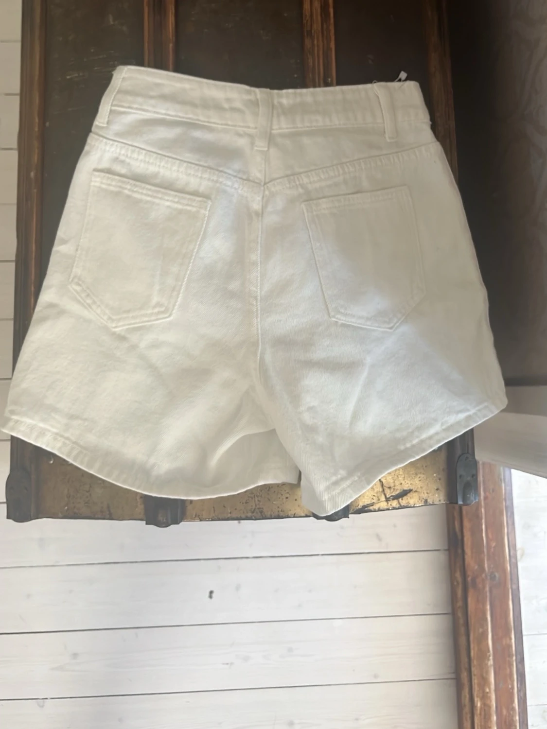 Vita högmidjade shorts i bomull - 1