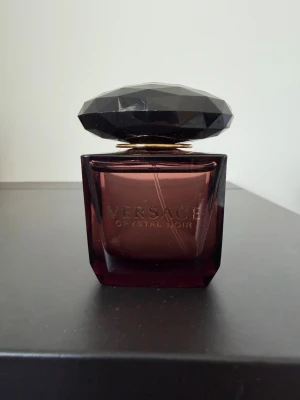 Versace Crystal Noir edt 30 ml - Versace Crystal Noir edt 30 ml. Få sprayer används.