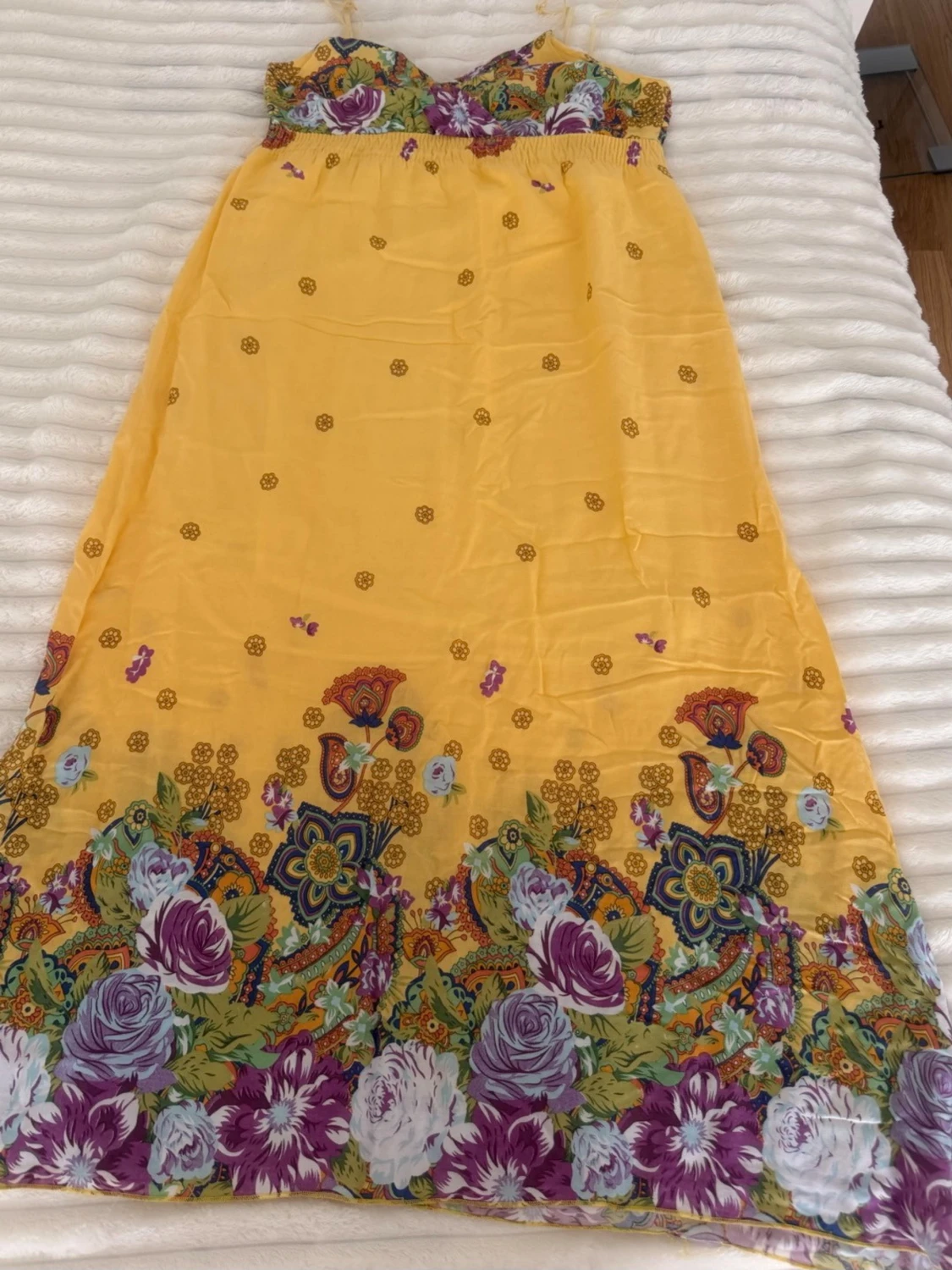 Gul långklänning med blommigt mönster