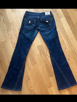 JOEY flared true religion jeans - OBS: jag sänker inte priset just nu // kan inte ta bilder med dem på tyvärr, de är allt för tajta vid midjan  // Säljer mina flared JOEY true religion jeans i storlek 26  // Köpta från en annan säljare på plick, inga defekter och sparsamt använda både av gamla säljaren och av mig // Benen av jensen är skräddade // Midjemått runt 38,5 cm tvärs över, Innersbenslängd runt 75,5 cm //Kontakta gärna mig innan ni köper 😚