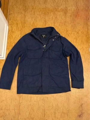 Strömberg Field Jacket - Tvärsnygg field jacket i mycket bra skick. Nypris cirka 1200kr. Inga defekter eller hål. Perfekt ny inför våren! Priset egg hugget i sten! Hör av er vid frågor! A: 45cm B: 46cm C: 55cm D: 66cm 