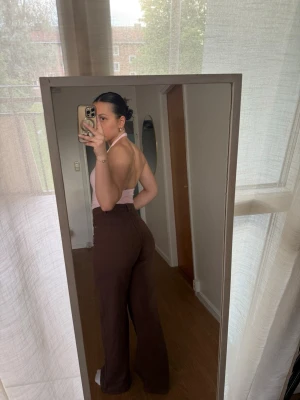 Bruna jeans - Säljer ett par bruna jeans med hög midja och vida ben. 