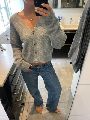 Mysig grå kofta - Mysig grå kofta från Zara. Den är lite nopprig, men enkelt att få bort. Inga hål eller fläckar. Inte allt för varm, perfekt till sommaren både för en najs outfit eller bara för att vara varm - passar till allt!