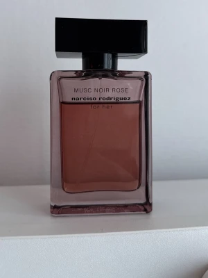 Narciso Rodriguez for her Rose - Narciso Rodriguez for her Musc Noir Rose Väldigt populärt, ca 40ml kvar  Öppen för bud vid snabb affär. Paketpris vid köp av flera plagg. 🎀