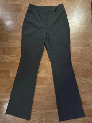 Zara kostymbyxor  - Kostymbyxor från Zara  Öppen för bud vid snabb affär. Paketpris vid köp av flera plagg.🎀