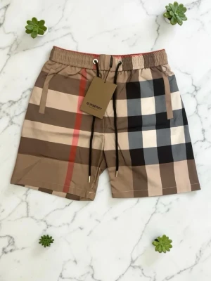 Burberry shorts - Snygga shorts med den klassiska Burberry-rutan som aldrig går ur stil. Perfekta för sommaren, semestern eller vardagsbruk. Bekväm passform med elastisk midja och dragsko för bästa komfort.                                                              🔹 Nyskick med tags kvar 🔹 Stilren och exklusiv design 🔹 Bekväma och lätta att bära       🔹 Lättmatchade till t-shirt, piké eller skjorta.                                Skicka gärna meddelande vid frågor eller för fler bilder