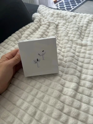  AirPods Pro 2 - Säljer ett par vita Apple AirPods Pro med stilren design och kompakt laddningsetui. Hörlurarna är trådlösa och har silikonproppar för bra passform. Perfekta för musik, samtal och träning. Levereras i originalförpackning.