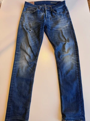 ~Dondup~ - Säljer ett par blåa jeans från det italienska märket Dondup. Jeansen har snygga slitingar och fina tvättade detaljer.