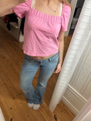Rosa topp h&m  - Säljer denna fina topp ifrån h&m💗🥰använd ett fåtal gånger och är i bra skick! Kom med bud🙌🏻💓