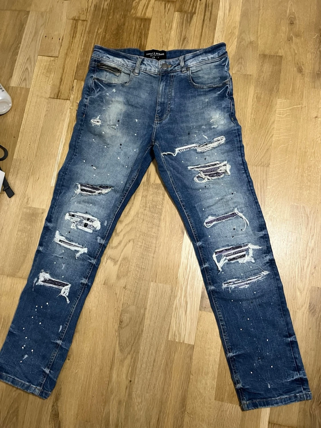 Blå slitna jeans med hål