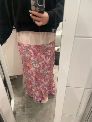 Långkjol i somrigt mönster - liknar lululi kjolarna - Superfin och trendig maxikjol med ett färgglatt och somrigt mönster som jag sytt själv. Den påminner om de populära Lululia-långkjolarna med sin luftiga passform och eleganta fall. Kjolen har mjukt tyg som rör sig fint och en bekväm resår i midjan som gör den perfekt för både vardag, stranden och varma sommardagar. Ett riktigt sommar-must-have!  Midjemåttet runt kjolen är 76 cm vilket motsvarar S.