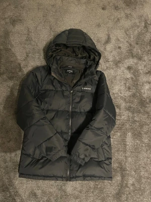 Svart pufferjacka från Everest - Säljer en snygg svart pufferjacka från Everest då den är för liten - Skick som nytt - Storlek xs/158 - nypris 800kr