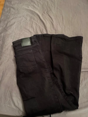 Svarta bootcut jeans från bik bok  - Svarta bootcut jeans med lågmidja från bik bok 