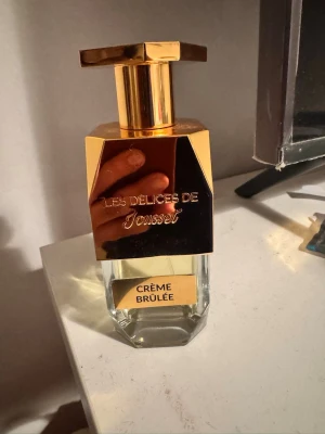 Les Délices de Jousset Crème Brûlée - Lyxig parfym från Jousset med doften Crème Brûlée. En söt doft! Ungefär 50ml kvar? Se på bilderna nogrant! Ungefär upp till den guldiga delen om man tittar på glaset, upp och ner fyller den ungefär den guldiga delen, därmed ungefär 50ml kvar av 100ml. En söt doft 🍰 